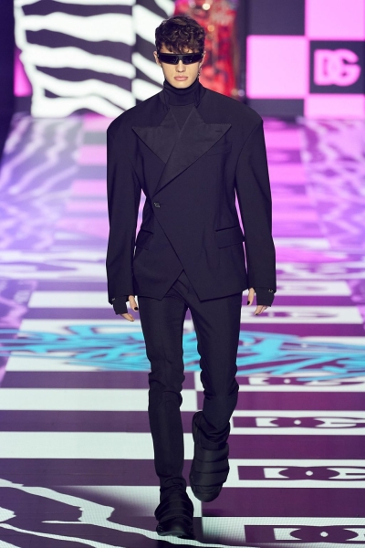 В белом костюме с шипами: Machine Gun Kelly на показе Dolce & Gabbana Fall 2022